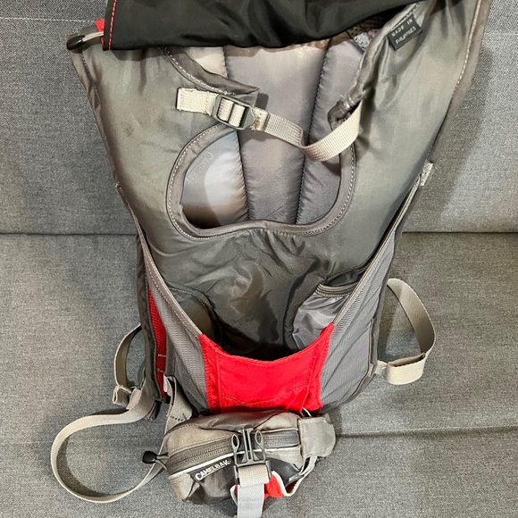 Camelbak Rogue Hydration Pack - Picture 2 of 5